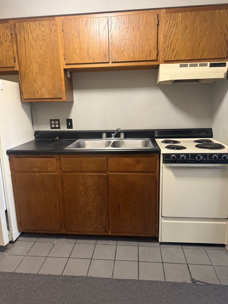 SUBLEASE- Unit 203 Huron 2